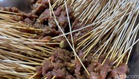 Ciri khas sate matang di D’wan, ukuran potongan daging sapinya lebih besar. Sebelum dipanggang, daging sapi lebih dulu dimarinasi dengan bumbu rempah khas Aceh yang sudah dihaluskan.  Foto: detikFood