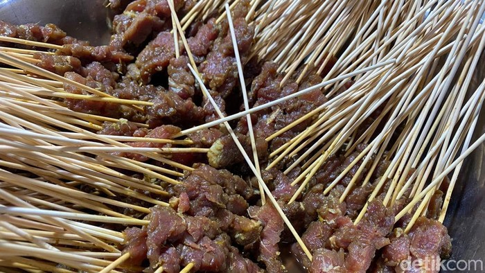 Lamaknyo! Sate Sapi Khas Desa Matang yang Disiram Bumbu Kacang Pedas Gurih