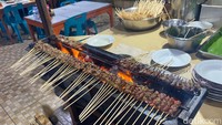 Bumbunya seperti kapulaga, bunga lawang, cengkeh, merica dan beberapa bumbu rahasia lainnya.  Tentunya dimarinasi selama beberapa jam sebelum dibakar, jadi rasa dagingnya tak hambar. Foto: detikFood
