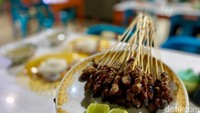  Rasa sate matangnya tak perlu diragukan. Empuk juicy, dan tidak alot sama sekali. Aroma rempahnya begitu kuat, dengan rasa smokey gurih dari proses bakarnya. Foto: detikFood