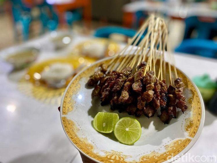Lamaknyo! Sate Sapi Khas Desa Matang yang Disiram Bumbu Kacang Pedas Gurih