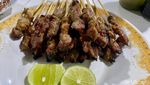 Lamaknyo! Sate Sapi Khas Desa Matang yang Disiram Bumbu Kacang Pedas Gurih