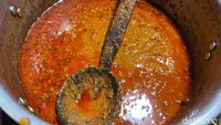 Bumbu kacangnya berbeda dengan bumbu kacang sate Madura. Tapi rasanya tetap enak dan justru menambahkan corak baru.  Foto: detikFood