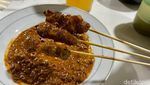 Lamaknyo! Sate Sapi Khas Desa Matang yang Disiram Bumbu Kacang Pedas Gurih