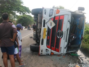 Korban Tewas Laka Maut Truk Vs Bus di Pantura Rembang Jadi 5 Orang