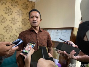Formappi Kritik Anggota DPRD Kendari Nge-vape Saat Rapat: Ironis!