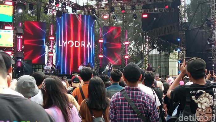 Lyodra saat menyanyikan lagu Menyesal di Now Playing Festival di Kota Bandung, Sabtu (10/3/2023)