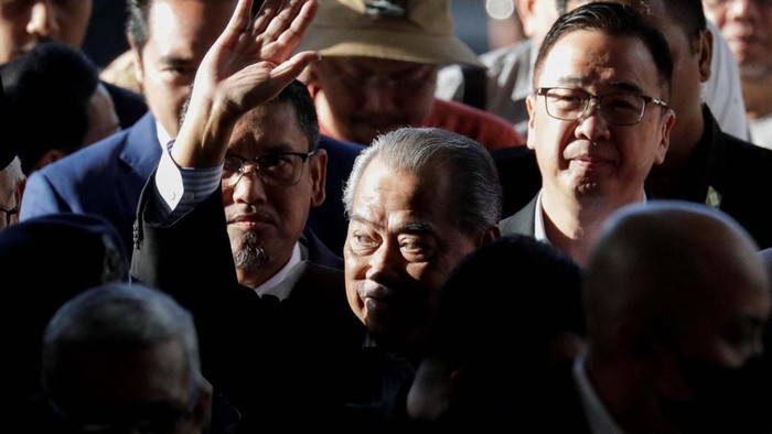Mantan PM Malaysia Muhyiddin Yassin Ditangkap Terkait Korupsi Images of former Malaysian Prime Minister Muhyiddin Yassin are seen on the shirt of his supporters at Kuala Lumpur Court Complex in Kuala Lumpur, Malaysia March 10, 2023. REUTERS/Hasnoor Hussain
