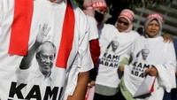 Para pendukung Muhyiddin Yassin tampak berkumpul di Kompleks Pengadilan Kuala Lumpur di Kuala Lumpur, Malaysia 10 Maret 2023.