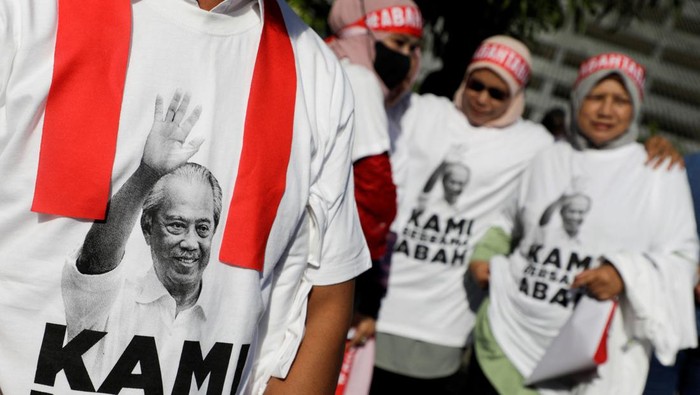 Images of former Malaysian Prime Minister Muhyiddin Yassin are seen on the shirt of his supporters at Kuala Lumpur Court Complex in Kuala Lumpur, Malaysia March 10, 2023. REUTERS/Hasnoor Hussain