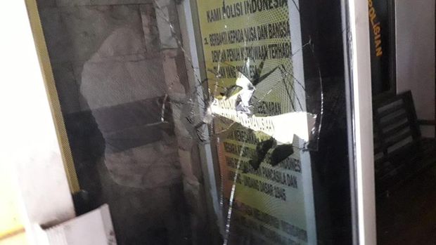 Mapolsek Cipayung diserang pria bergolok