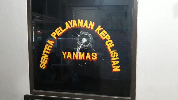 Mapolsek Cipayung diserang pria bergolok