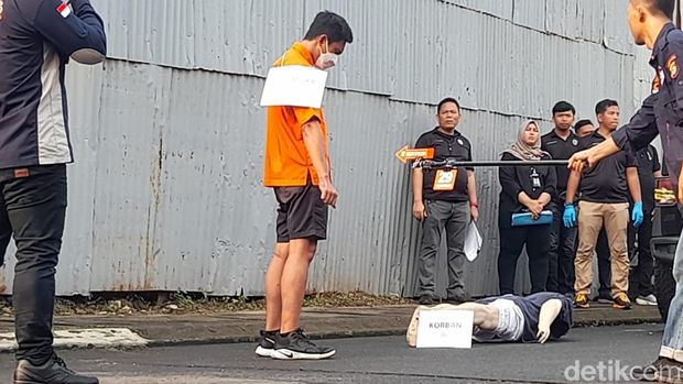 Mario Dandy beberapa kali ditegur polisi karena melakukan reka ulang tak sesuai BAP. Salah satunya saat peragakan gerakan selebrasi 'siu' ala Cristiano Ronaldo. (Ilham Oktafian/detikcom)