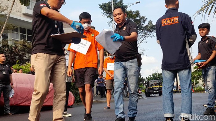Mario Dandy menunjukkan sikap berbeda selama menjalani rekonstruksi penganiayaan David Ozora (17). Selama rekonstruksi, Mario Dandy terus menundukkan kepala. (Ilham Oktafian/detikcom)