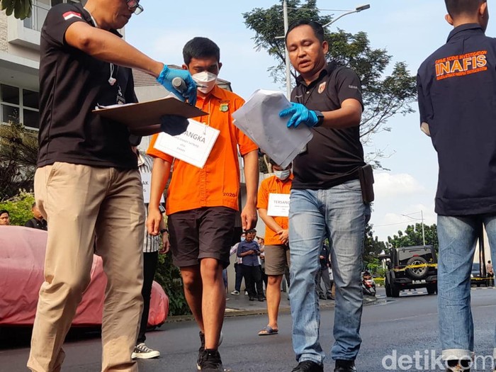 Mario Dandy menunjukkan sikap berbeda selama menjalani rekonstruksi penganiayaan David Ozora (17). Selama rekonstruksi, Mario Dandy terus menundukkan kepala. (Ilham Oktafian/detikcom)