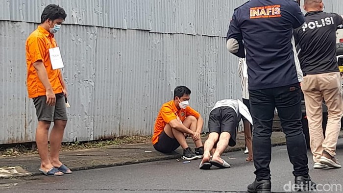 Mario Dandy menunjukkan sikap berbeda selama menjalani rekonstruksi penganiayaan David Ozora (17). Selama rekonstruksi, Mario Dandy terus menundukkan kepala. (Ilham Oktafian/detikcom)