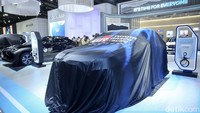 Mobil-mobil masih ditutup sebelum dipamerkan.