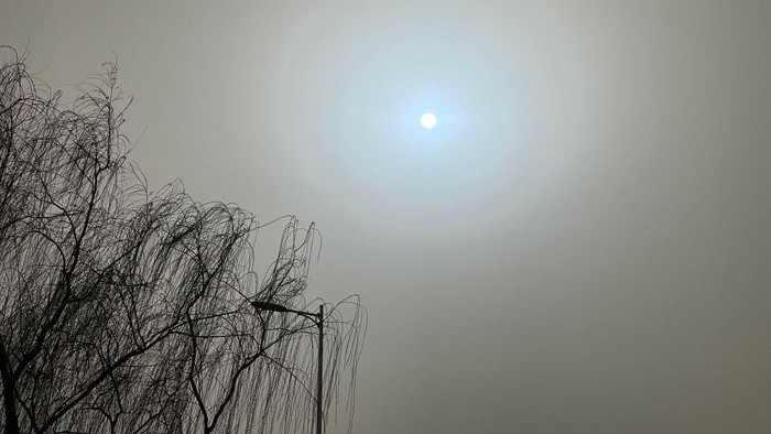 Penampakan Matahari yang berwarna biru muncul di Beijing, China. Kok bisa ya?