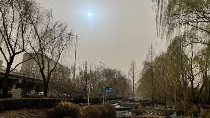 Matahari 'Biru' Muncul di Beijing China Penampakan Matahari yang berwarna biru muncul di Beijing, China. Kok bisa ya?