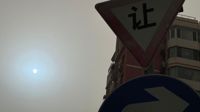 Penampakan Matahari yang berwarna biru muncul di Beijing, China. Kok bisa ya?