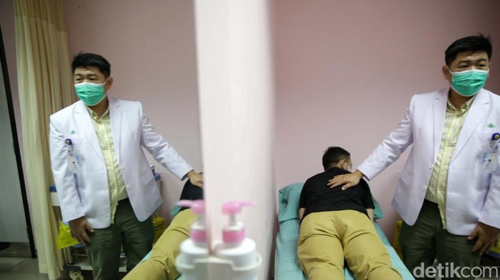 RSUP Fatmawati merupakan rumah sakit vertikal Kementerian Kesehatan dan menjadi rumah sakit umum kelas A. Mereka punya keunggulan Orthopedi dan Rehabilitasi Medik.