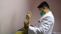 Pada awalnya bagian orthopedi dibangun untuk melayani penderita cacat yang salah satunya disebabkan oleh TBC Tulang Belakang ataupun Polio.