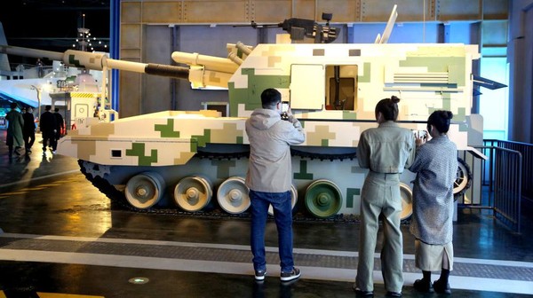 Pengunjung melihat peralatan militer darat di Aolai World Military Experience Museum di Lianyungang, Jiangsu, China, Jumat (10/3/2023).