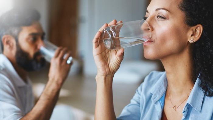 10 Cara Membersihkan Usus Kotor, Minum Air Garam-Teh Jahe