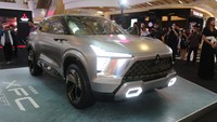 Di bagian depan, konsep Dynamic Shield mengekspresikan kinerja dan perlindungan khas Mitsubishi masih terlihat dengan jelas. Kesan modern tertangkap jelas pada bagian depan dengan penggunaan lampu depan berbentuk L di bagian atas sejajar dengan kap mesin membuatnya terlihat modern.