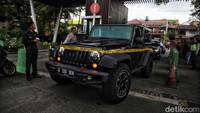 Saat awal dibawa ke kantor polisi, Jeep Wrangler Rubicon itu berpelat B-120-DEN. Namun Rubicon itu sempat keluar dari kantor polisi dan pelatnya berubah menjadi B-2571-PBP. Kini akan dilelang pada 24 April 2024. Foto: Pradita Utama