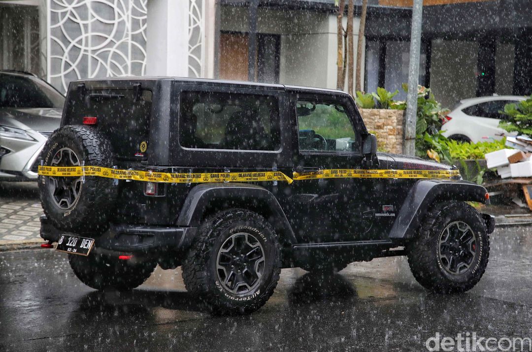 Rekonstruksi kasus penganiayaan Cristalino David Ozora (17) alias David oleh Mario Dandy Satriyo (20) turut melibatkan mobil Rubicon milik Mario. Begini suasananya.