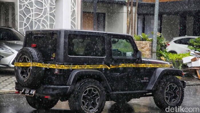 Rekonstruksi kasus penganiayaan Cristalino David Ozora (17) alias David oleh Mario Dandy Satriyo (20) turut melibatkan mobil Rubicon milik Mario. Begini suasananya.