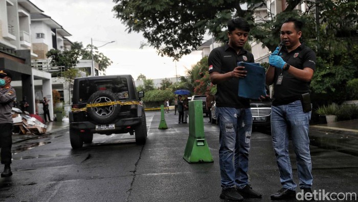 Rekonstruksi kasus penganiayaan Cristalino David Ozora (17) alias David oleh Mario Dandy Satriyo (20) turut melibatkan mobil Rubicon milik Mario. Begini suasananya.
