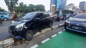 Mobil Tabrak Beton Pembatas Jalur Sepeda di Jalan Sudirman