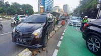 Mobil Tabrak Beton Pembatas Jalur Sepeda Di Jalan Sudirman