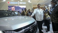 Airlangga Hartarto kemudian menyambangi booth-booth pameran kendaraan bermobil di Gaikindo Jakarta Auto Week (GJAW) 2023 di JCC, Jakarta, Jumat (10/3/2023).