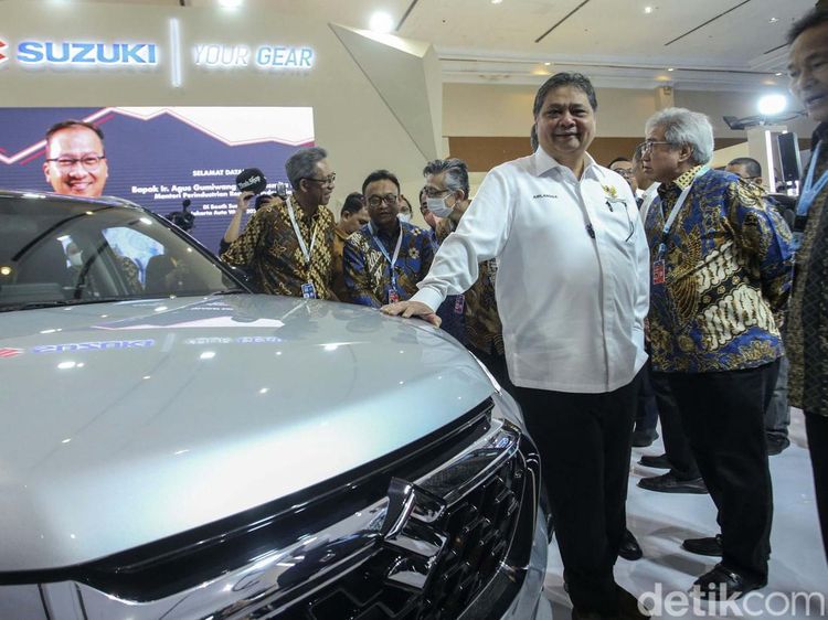 Momen Airlangga Keliling Gaikindo Jakarta Auto Week