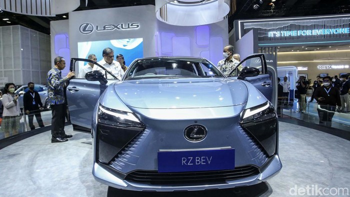 Pameran otomotif Gaikindo Jakarta Auto Week atau GJAW 2023 tengah digelar di JCC. Pameran ini dibuka oleh Menko Perekonomian Airlangga Hartarto.