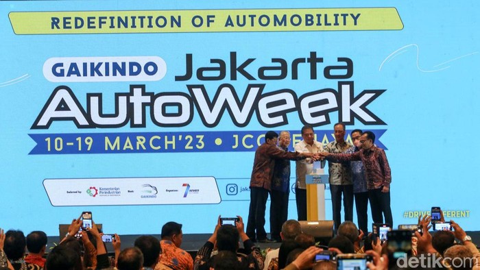 Momen Airlangga Keliling Gaikindo Jakarta Auto Week Pameran otomotif Gaikindo Jakarta Auto Week atau GJAW 2023 tengah digelar di JCC. Pameran ini dibuka oleh Menko Perekonomian Airlangga Hartarto.