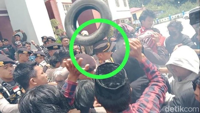 Momen ban peserta unjuk rasa melayang dan mendarat di Kepala Kabag Ops Polres Mamasa AKP Dedi Yulianto.