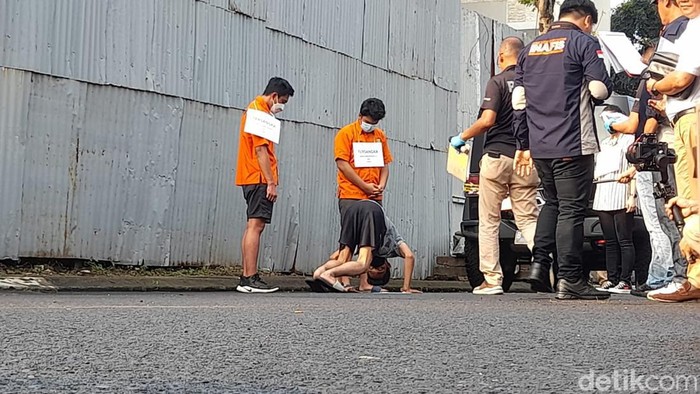 Momen David melakukan sikap taubat dalam reka adegan kasus penganiayaan (Ilham Oktafian/detikcom)