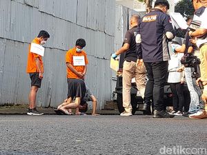 Momen Shane Lukas Peragakan Sikap Tobat di Rekonstruksi, Warga Riuh