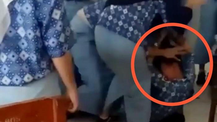 Momen siswi SMK di Makassar dikeroyok dalam kelas.