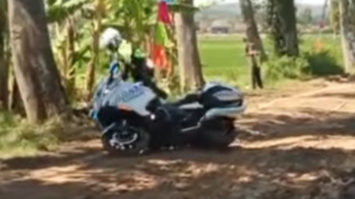 Motor pengawal iring-iringan Presiden Jokowi terpeleset di Blora, Jumat (10/3/2023).