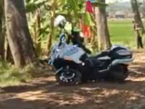 Jalan Becek Bikin Motor Pengawal Iring-iringan Presiden Terpeleset di Blora