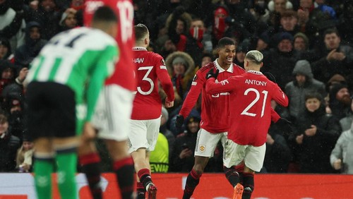 Soccer Football - Europa League - Round of 16 - First Leg - Manchester United v Real Betis - Old Trafford, Manchester, Britain - March 9, 2023 Manchester Uniteds Antony celebrates scoring their second goal with Marcus Rashford REUTERS/Phil Noble