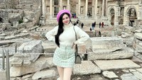 Novi Rizki mengaku liburan kali ini spesial karena sekalian napak tilas sejarah umat Islam. (Foto: dok Instagram)