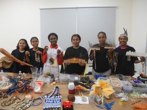Anak Muda di Papua Dilatih Cara Bikin Aksesori yang Menarik & Berguna