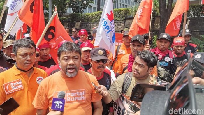 Partai Buruh dan Organisasi Serikat Buruh menggelar aksi unjuk dasa di Kantor Pusat Direktorat Jenderal Pajak Kementerian Keuangan.