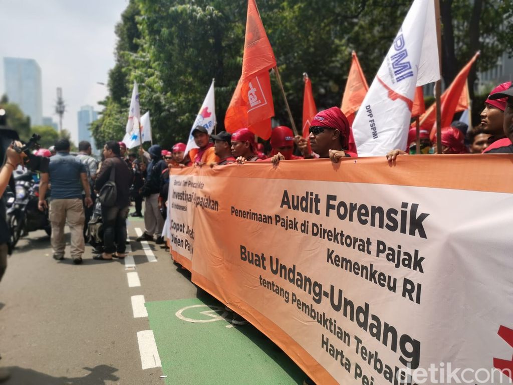 Partai Buruh dan Organisasi Serikat Buruh menggelar aksi unjuk dasa di Kantor Pusat Direktorat Jenderal Pajak Kementerian Keuangan.